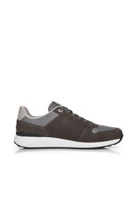 Mörkbruna sneakers med grå mesh-accenter, med en slät mocka-yta, rund tå och vit gummisula. Snörningsdesign.