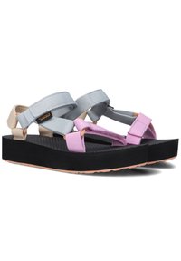 Sandalias deportivas con una plataforma texturizada negra, correas de tejido en gris y rosa, cierres ajustables y una plantilla acolchada.