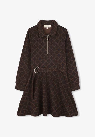 Rochie maro cu un model, cu guler, mâneci lungi și un fermoar în față. Include o centură asortată cu o cataramă argintie. Design cu fustă evazată.