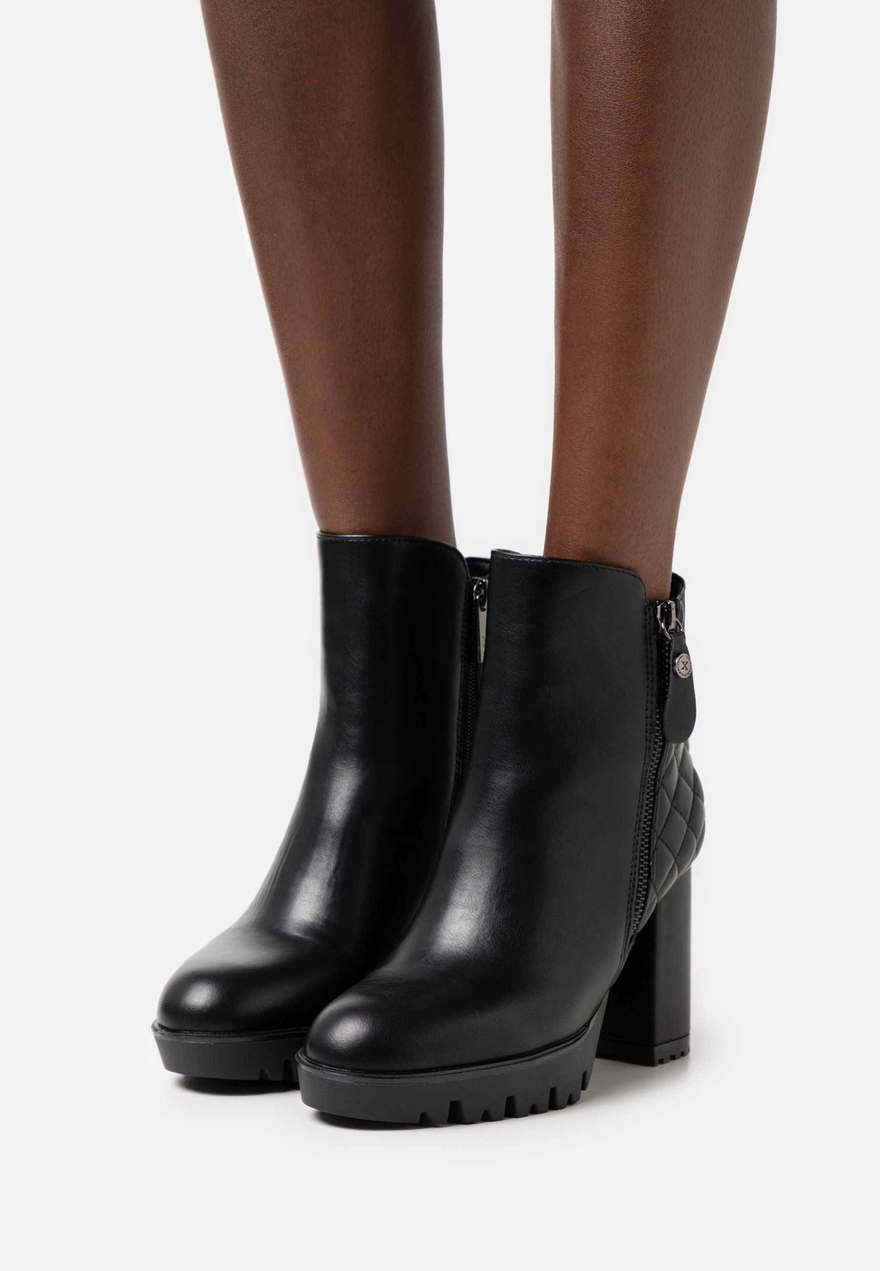 XTI Botines de tacón - black/negro - Zalando.es