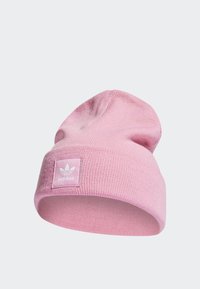 Ružový pletený čiapka s rebrovanou textúrou, na prednej strane s obdĺžnikovou nášivkou s bielym logom adidas. Mäkká tkanina a voľný strih.