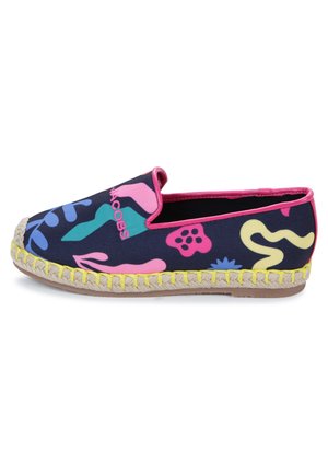 Marineblaue Canvas-Schlupfschuhe mit pinken Akzenten, mehrfarbigen abstrakten Mustern und einer Juteschnur-Sohle mit gelben Nähten. Markenlogo oben.