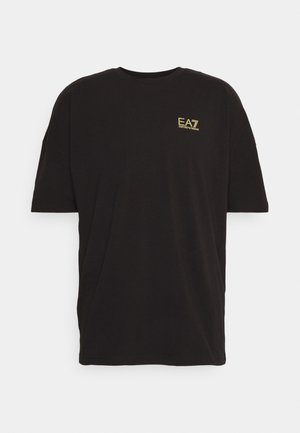 T-shirt nera in cotone, con collo a girocollo, maniche corte e un piccolo logo dorato "EA7" sull'area sinistra del petto.
