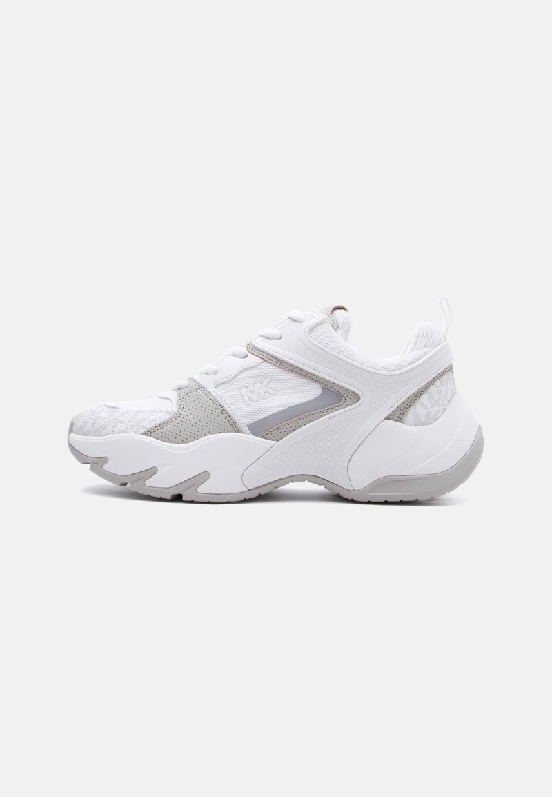 Baskets athlétiques blanches et grises avec panneaux en mesh et en cuir, semelle texturée, et logo apposé sur le côté et le talon.