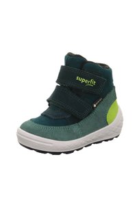 Kinderfootwear in donkergroen en turquoise suède, met een witte rubberen zool, klittenbandsluitingen en een felgroene accenten op de hiel.