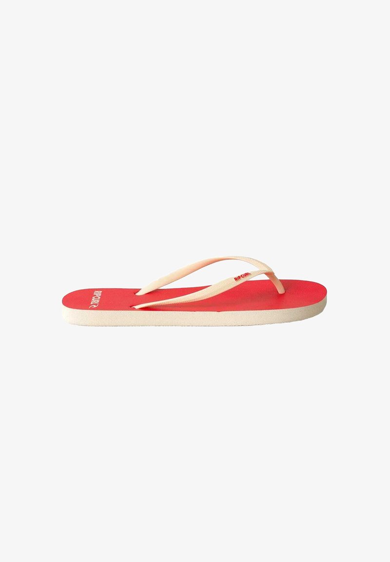 Rote Flip-Flops aus Gummi mit strukturiertem Fußbett, hellen Riemen und einem Logo an der Seite. Flache Sohle mit einer leichten Krümmung.
