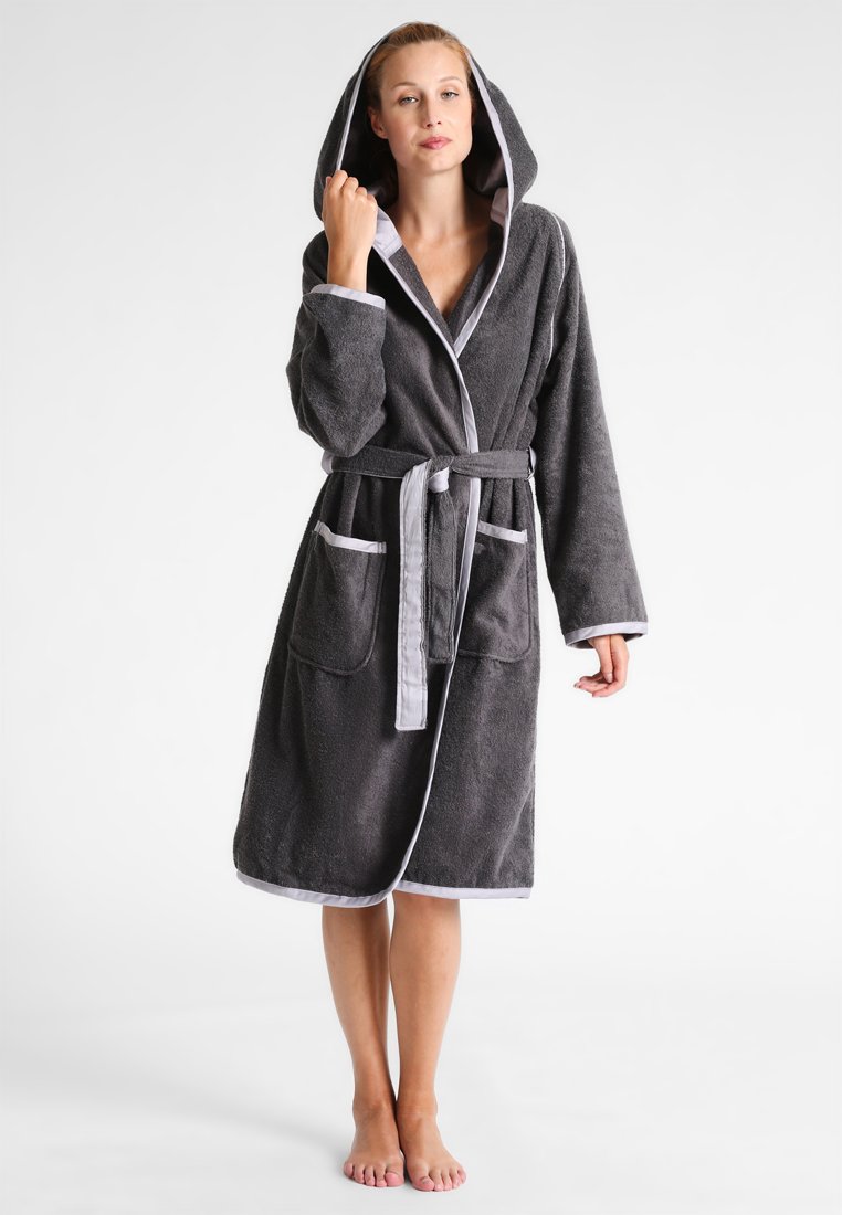 Kapuze Robe aus dunkelgrauem Frottee-Stoff mit weißen Akzenten. Verfügt über zwei Fronttaschen und einen Bindegürtel. Sanfte Textur und knielanges Design.