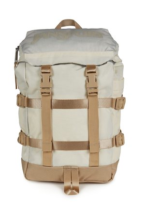 Beige und hellbrauner rechteckiger Rucksack mit zwei vorderen Schnallenriemen, seitlichen Kompressionsriemen, oberem Griff und gepolstertem Boden.