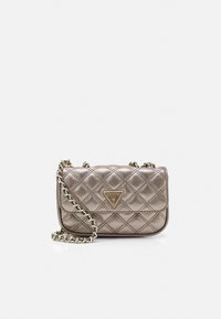 Prošívaná metalická bronzová kabelka s řetízkovým popruhem, s trojúhelníkovou zlatou nášivkou loga a hladkou texturou. Kompaktní design.