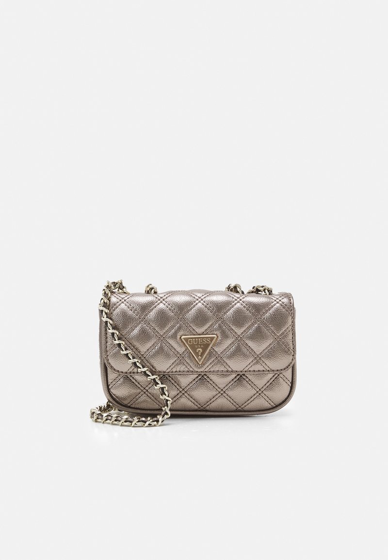 Prošívaná metalická bronzová kabelka s řetízkovým popruhem, s trojúhelníkovou zlatou nášivkou loga a hladkou texturou. Kompaktní design.