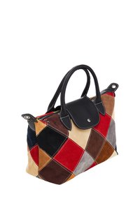 Patchwork ruskinds håndtaske med en blanding af røde, sorte, brune og tan firkanter, med sorte læderhåndtag og en tryklås detalje.
