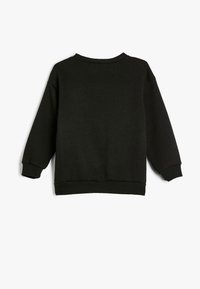 Czarny sweatshirt z okrągłym dekoltem, długimi rękawami oraz ściągaczami przy mankietach i u dołu. Wykonany z miękkiej tkaniny o gładkiej fakturze.