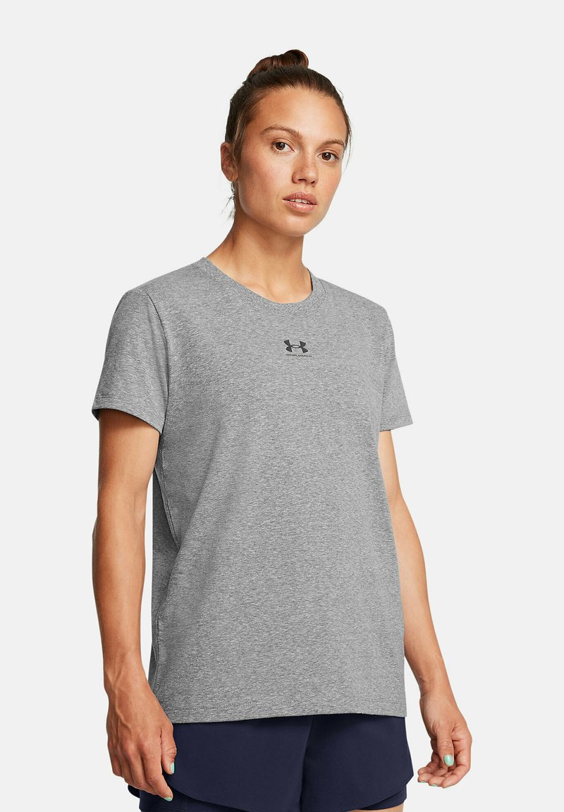 Grå tränings t-shirt, kort ärm, rund halsringning, med Under Armour-logga i svart på bröstet. Tyget verkar mjukt och lätt.