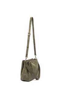 Zielona skórzana torba na ramię o sztywnym kształcie, z regulowanym paskiem, dwiema zasuwanymi kieszeniami i złotymi akcentami.