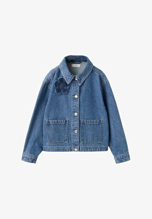 Blaue Jeansjacke mit Knopfleiste, zwei großen Fronttaschen, langen Ärmeln und einer Stoffblumen-Verzierung auf der linken Brust.