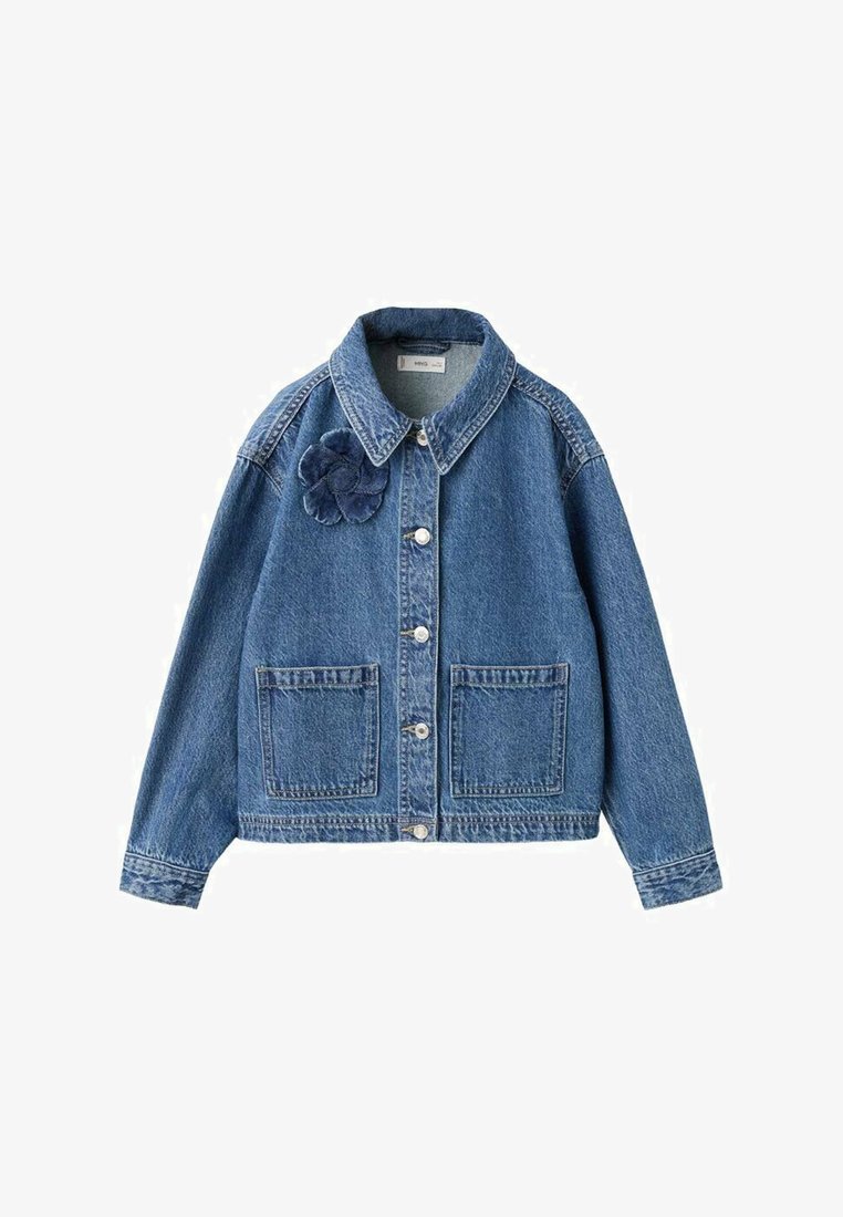 Blauwe spijkerjasje met knoopsluiting aan de voorkant, twee grote pandzakken, lange mouwen en een stoffen bloemversiering op de linkerborst.