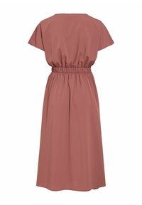 Μεσαίο φόρεμα μωβ με κοντά μανίκια και ελαστική, ρευστή μέση, φούστα με χαλαρή εφαρμογή, εμφανίζεται από πίσω σε λευκό φόντο.