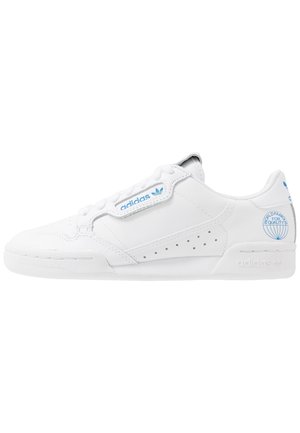 Baskets basses Adidas blanches avec marquage bleu, panneau latéral perforé et logo « World Famous for Quality » près du talon sur fond blanc.