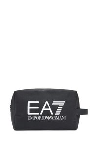Neceser de tela negra con forma rectangular, que presenta un audaz logo blanco de EA7 Emporio Armani y un asa lateral para facilitar el transporte.