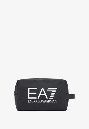 Neceser de tela negra con forma rectangular, que presenta un audaz logo blanco de EA7 Emporio Armani y un asa lateral para facilitar el transporte.