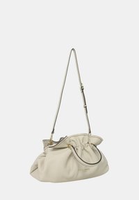 Borsa a mano in pelle beige con parte superiore arricciata, dettagli in metallo dorato, tracolla regolabile e logo impresso sul fronte.