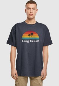 Merchcode LONG BEACH X HEAVY  - T-shirts med print - navy