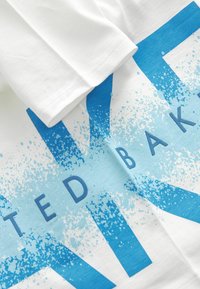 Baker by Ted Baker GRAPHIC REGULAR FIT - Triko s potiskem - blue on white