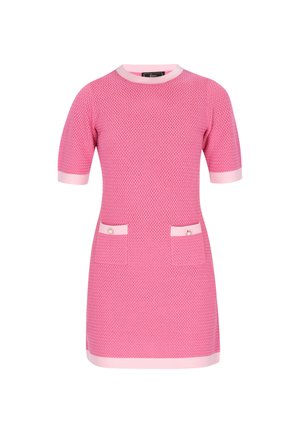 Robe courte rose texturée avec manches courtes, deux poches avant ornées de petits boutons en perle et bordure rose clair.