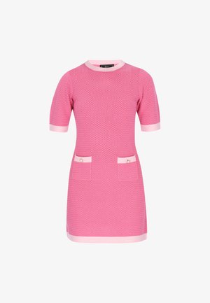 Kurzes pinkfarbenes Kleid mit strukturierter Oberfläche, kurzen Ärmeln, zwei vorderen Taschen, die mit kleinen Perlenknöpfen und hellrosa Besatz verziert sind.