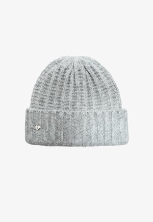 Bonnet tricoté gris clair avec un motif en côtes et un revers, comportant une petite étiquette en métal ronde sur le côté gauche.