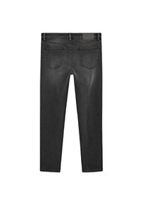 Jeans en denim noir vus de dos avec deux poches arrière, passants de ceinture et une étiquette de marque en cuir sur la ceinture.