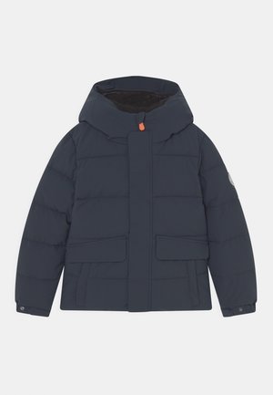 Veste d'hiver matelassée bleu marine avec capuche, poches à rabat sur le devant et poignets à boutons-pression, présentée à plat sur fond blanc.