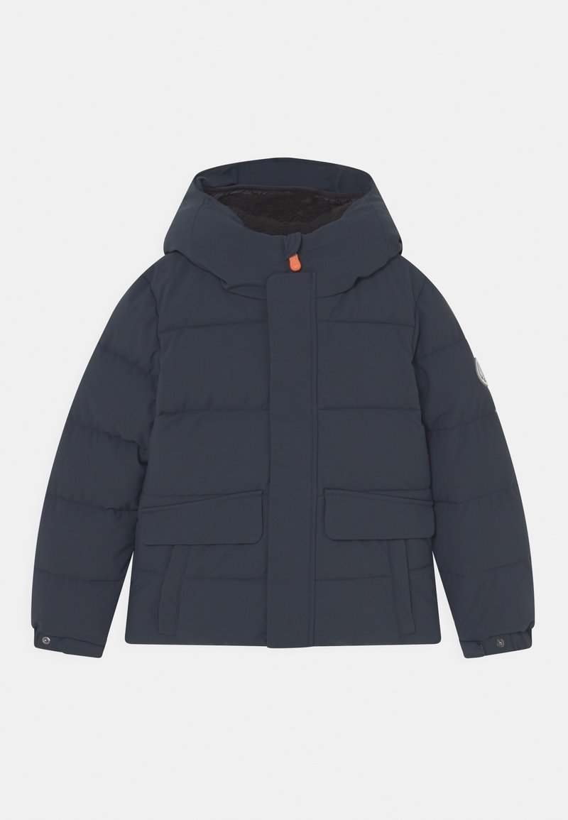 Veste d'hiver matelassée bleu marine avec capuche, poches à rabat sur le devant et poignets à boutons-pression, présentée à plat sur fond blanc.