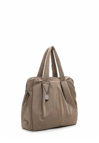 Taupefarbene Tragetasche aus weichem Stoff mit zwei oberen Griffen, silberner Kette mit rundem Anhänger und sichtbarem Reißverschluss vor weißem Hintergrund.