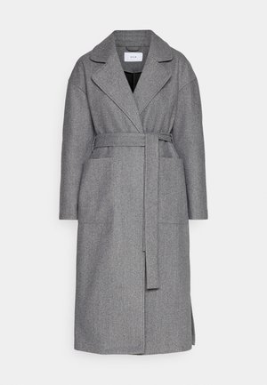 Grå ullblandingskåpe med omslagdesign, notched krage, lange ermer, belte og to frontlommer. Minimalistisk og teksturert utseende.