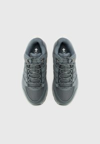 Scarpe da ginnastica grigie con tomaia in rete, colletto imbottito, lacci a contrasto e accenti testurizzati con suola in gomma.