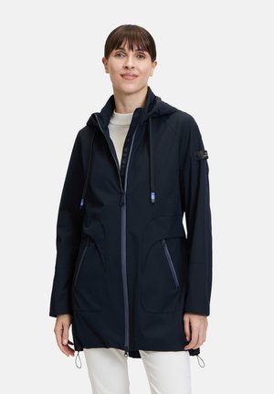 Marineblauer wasserdichter Parka mit Kapuze, kontrastierenden Reißverschlüssen, zwei vorderen Taschen, verstellbarem Saum und einem Markenpatch am Ärmel.