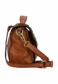 Borsa a tracolla in pelle marrone con finitura testurizzata, dotata di una chiusura in metallo dorato e tracolla regolabile. Design laterale con cuciture decorative.