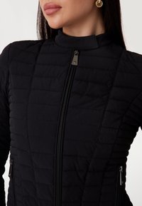 Guess Overgangsjakke - black