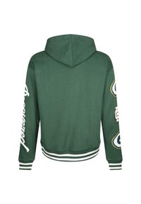 Sweat-shirt à capuche vert avec du texte blanc sur les manches. Présente une taille et des poignets côtelés avec des rayures. Fabrication en doux mélange de coton.