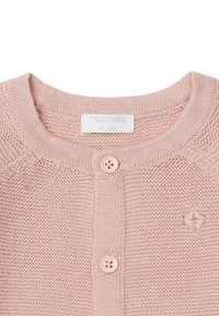 Roze gebreide babycardigan met een ronde hals, sluiting met knopen aan de voorkant en een klein geborduurd ontwerp aan de linkerkant.
