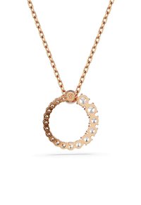 Rose gold halskæde med en cirkulær vedhæng, der har vekslende glatte og facetterede detaljer, fastgjort til en kæde med ovale led.