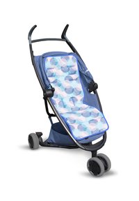 Lekką spacerówkę o ciemnoniebieskiej ramie i wzorzystym wkładzie siedzenia w pastele niebieskie i różowe kółka. Posiada siatkowy kosz na dole.