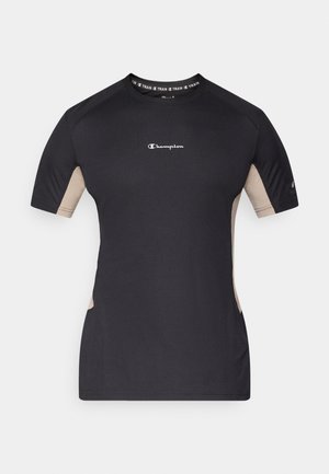 Must sportlik T-särk lühikeste varrukatega, beežide külgpaneelidega ja soonikkoes kaelusega, millel on trükitud sõna „TRAIN“. Esiküljel Championi logo.