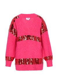 Zachte roze trui met een V-hals, geaccentueerd door brede horizontale strepen van rood en paillettenmateriaal op de mouwen en zoom.