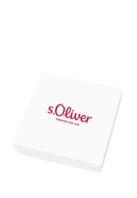 Biały kwadratowy pudełko z logo s.Oliver w bold czerwonym kolorze, z napisem "FASHION FOR LIFE" poniżej, na czystej powierzchni.