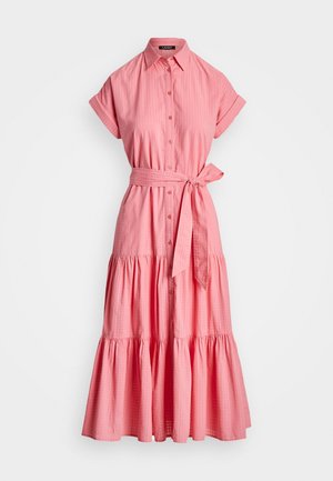 Różowa sukienka koszulowa midi z krótkim rękawem, z podwiniętymi mankietami, zapięciem na guziki z przodu, warstwową spódnicą i paskiem do wiązania w talii.