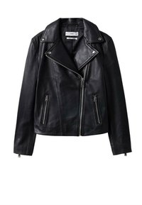 Veste de motard en cuir noir avec col cranté, fermeture éclair asymétrique et deux poches zippées. Présente un design raccourci et une texture lisse.