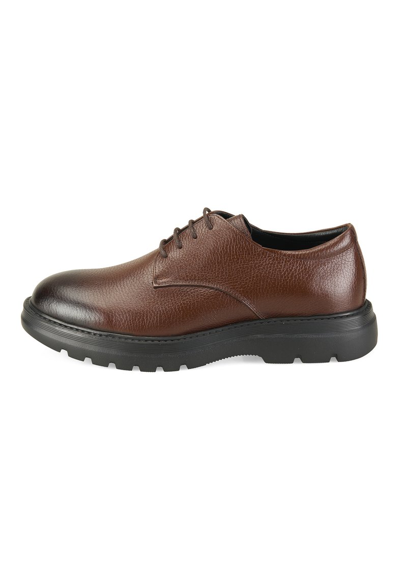 Bruine leren dresschoenen met een gestructureerde afwerking, een gladde neus, zwarte rubberen zool en vetersluiting. Kenmerkt zich door duurzame stiksels en een verhoogde hak.