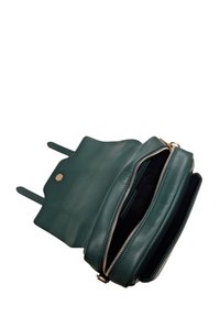 Borsa in pelle verde con chiusura a zip e dettagli in oro. Presenta due manici superiori, una texture liscia e un ampio interno nero.